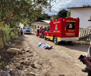 El cuerpo de Norlan Alexander García Rosales quedó tirado en medio de una calle de tierra de la colonia Los Laureles del municipio de Cantarranas, Francisco Morazán.