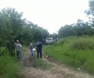 El vehículo quedó apartado del camino principal en una zona boscosa, aledaña a los campos bananeros.