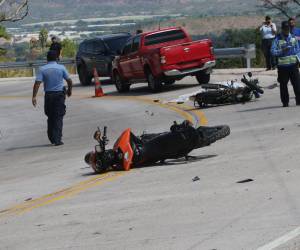 La imprudencia de dos motociclistas enlutó a una familia a vísperas del Año Nuevo, luego que estos impactaran contra otros dos motociclistas a la altura de<b> </b>San Antonio de Oriente, carretera que conduce al departamento de El Paraíso.