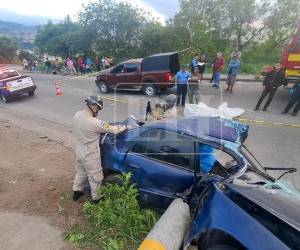 Un automóvil quedó partido prácticamente a la mitad tras impactar velozmente contra un poste del tendido eléctrico en el anillo periférico, a la altura de la colonia Arturo Quezada, en Tegucigalpa, dejando una víctima mortal. Las imágenes del aparatoso choque en la siguiente galería.