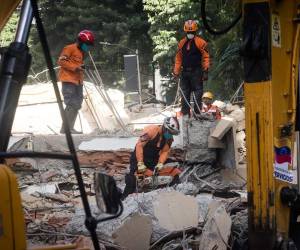Los venezolanos pasaron en cuestión de horas del temor a las réplicas en medio de la noche, que obligaron a centenares de personas a pernoctar en las calles, a la realidad de una ciudad golpeada anímicamente por la magnitud de la emergencia y las marcas de los sacudones en las fachadas.
