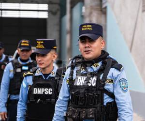 Desde temprano, los agentes policiales se apostaron dentro y fuera del estadio para brindar seguridad.