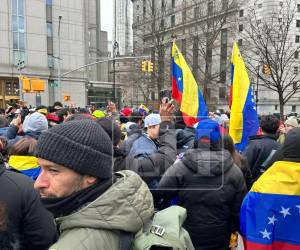 Decenas de manifestantes expresaron su respaldo a las acciones judiciales emprendidas por Estados Unidos contra Nicolás Maduro y su esposa, quienes este lunes 5 de enero estuvieron afuera de la Corte del Distrito Sur de Nueva York.