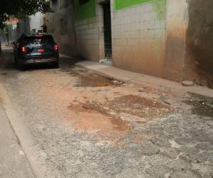 El constante paso de vehículos ha contribuido al deterioro de la vía, que actualmente presenta numerosos baches que dificultan la circulación y aumentan el riesgo de accidentes.