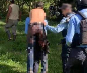 El joven presentaba una herida de arma de fuego en la pierna derecha, por lo que los policías procedieron a auxiliarlo mientras revisaban la zona.