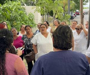 Las y los enfermeros auxiliares llegaron este lunes a los juzgados de lo civil para denunciar a la asociación por no devolverles sus aportaciones.