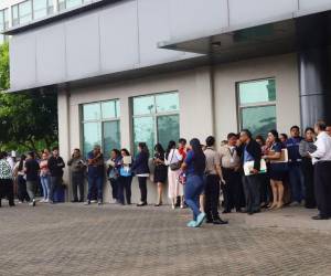 Todos los edificios de San Pedro Sula fueron evacuados tras el movimiento telúrico como precaución. Aquí las imágenes de las personas saliendo y esperando en la calle para poder regresar.