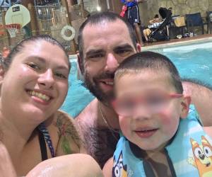 Una mujer identificada como Metallica Rose Harrison, de 27 años, está siendo acusada de haber asesinado a puñaladas a su esposo, Charles, y su hijo de apenas 3 años, en un complejo turístico familiar situado en Scotrun, Pensilvania, durante los últimos días.