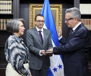 La canciller Mireya Agüero, al momento de juramentar a Roberto Flores Bermúdez que ocupará el cargo de embajador de Honduras en los Estados Unidos.