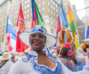 La lluvia acompañó este domingo 11 de octubre el Desfile de la Hispanidad de Nueva York, en el que las tradiciones, la música y los trajes típicos de España y una veintena de países latinoamericanos volvieron a recorrer la Quinta Avenida de Manhattan.