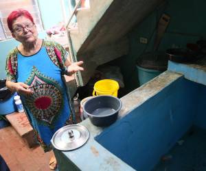 La falta de agua ha cambiado hasta las mañanas de María Elena: algunos días decide no levantarse porque sabe que no podrá hacer las tareas de su hogar.
