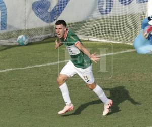 Messiniti saltó entre dos defensores del Olimpia, les ganó el duelo y anotó de cabeza.