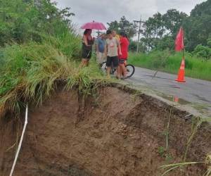 El enorme socavón se generó en los cabezales del puente y amenaza con destruir la infraestructura vial.