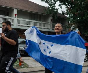 Decenas de hondureños protestaron el domingo contra la operación migratoria 'Catahoula Crunch' en Nueva Orleans, lanzada por el Departamento de Seguridad Nacional (DHS, en inglés) que incluye un creciente despliegue de fuerzas federales en ciudades gobernadas por demócratas, con un enfoque en detener a migrantes de Centroamérica y México.
