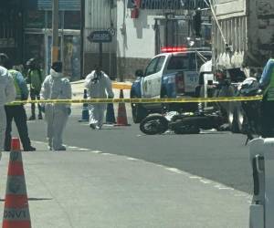 Miembros de Medicina Forense realizaron el levantamiento del cadáver.