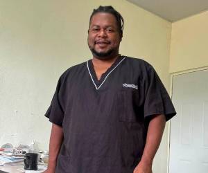 Natan Webster es un médico general que no ha cobrado su salario en todo el año.