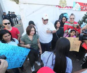 La permanencia del alcalde Jorge Aldana en una carpa en Infop ha despertado cuestionamientos de capitalinos que piden atención a sus funciones.