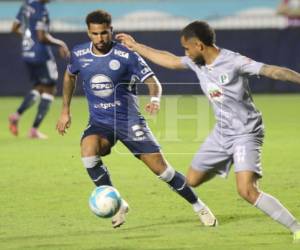 Rodrigo de Olivera juega su primer partido con la camisa del Motagua.