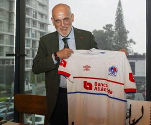 Javier Tebas posando con la camiseta del Olimpia.
