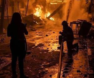 Las llamas avanzaron hasta alcanzar la orilla de la playa, donde un amplio equipo del Cuerpo de Bomberos trabaja intensamente para sofocar el fuego.