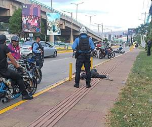 El cuerpo del motociclista quedó en medio de la acera tras golpear contra el pavimento.