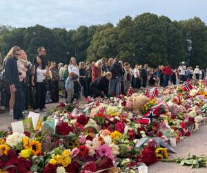 Noruega inició este viernes los homenajes por la muerte del rey Harald V con banderas a media asta, repique de campanas y una salva de 21 disparos en honor al monarca.