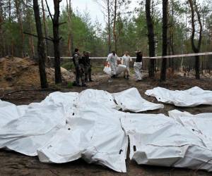 Al menos 450 cuerpos de civiles con huellas de muerte violenta y tortura.