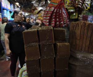 Ante la época navideña, cientos de vendedores se han preparado a la espera de los miles de hondureños que por medio de los mercados capitalinos surtirán sus hogares con los productos de mayor demanda durante diciembre.