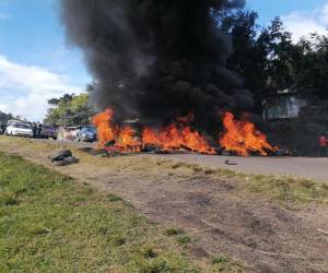 El grupo de manifestantes se apostó a la altura del Crematorio, en la transitada carretera, obstaculizando el paso vehicular.