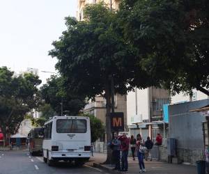 Caracas comenzó este lunes un retorno paulatino a la normalidad, luego de los ataques militares atribuidos a Estados Unidos y de la captura del presidente venezolano, Nicolás Maduro, y de su esposa, Cilia Flores.