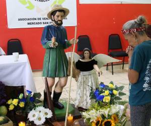 Los vendedores celebraron una misa como parte de las actividades en la feria del mercado.