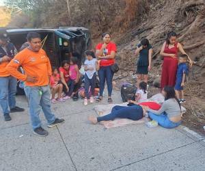 La víctima mortal fue identificada como Jeysi, de 30 años, quien falleció mientras recibía atención médica tras resultar gravemente herida en el percance.