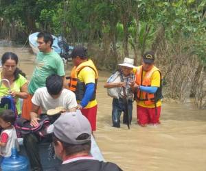 Miles de familias han tenido que ser evacuadas ante las amenazas que han dejado las inundaciones por las lluvias.