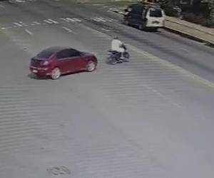 La agresión fue captada por una cámara de vigilancia instalada en el sector.