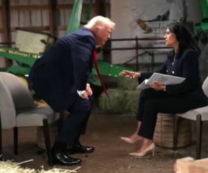 Momento en que Kristen Welker le pedía al presidente no retirarse de la entrevista, pero él se levantó y se marchó.