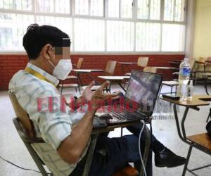 Imagen ilustrativa de un docente impartiendo clases virtuales.