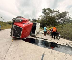 La rastra que circulaba cargada de cemento, se dio vuelta en la carretera hacia occidente a inmediaciones de la comunidad de Seis Valles en el municipio de Santa Rosa de Copán.