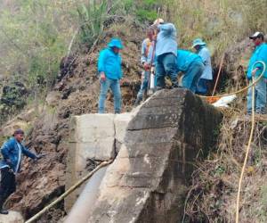 Cuadrillas de la Unidad Metropolitana de Agua Potable y Saneamiento (UMAPS), trabajan en la reparación de la línea de aducción San Juancito-El Picacho, que fue dañada por un alud de tierra.