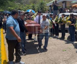 Familiares, amigos, colegas, estudiantes y pobladores se dieron cita este domingo para darle el último adiós al director del Instituto Polivalente Brisas del Valle, Víctor Fiallos, quien fue asesinado el reciente 29 de mayo en Cofradía, Cortés. A continuación los detalles del emotivo momento.