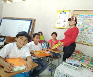 Estudiantes de la Celestina Servellón reciben útiles escolares entregados por la maestra Silvia Mariela Suazo Sierra. Este material representan esperanza y oportunidades para seguir aprendiendo.