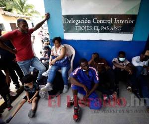 Con hambre, cansados pero con ganas de continuar hacia el “sueño americano”, cientos de migrantes se plantan en las oficinas de Migración de Trojes, El Paraíso.