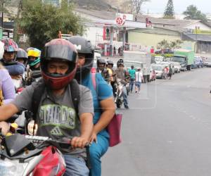 La muerte de un motociclista, tras impactar contra una cisterna en la salida al sur de Tegucigalpa, generó largas filas de vehículos desde Loarque.