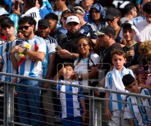 Cientos de aficionados hondureños y argentinos llenan el Kyle Field.