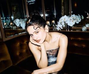 La famosa ha avivado los rumores de un romance con una modelo francesa.