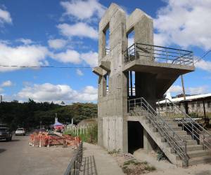 Pese a que la obra ya comenzó, la comuna aseguró que construyó únicamente hasta el punto que las líneas eléctricas los permitieron, siendo evidente la necesidad de ejecutar la mejora en el sistema eléctrico para dar continuidad a la obra.