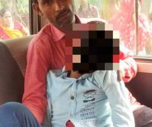 El joven de 15 años murió el lunes en un hospital del norte del estado de Uttar Pradesh a causa de sus heridas. Su profesor está prófugo.