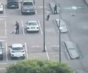 En videos que circulan en redes sociales se puede ver cómo dos personas están en el piso tras el ataque.