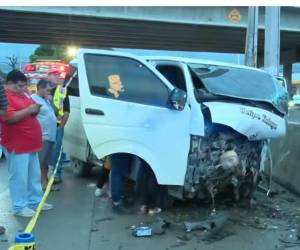 Un hombre que conducía un rapidito se estrelló con una barrera de concreto en San Pedro Sula.