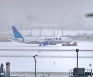 Hay más de 7,000 vuelos cancelados por tormentas invernales navideñas.