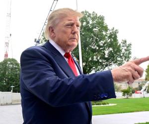 El presidente de Estados Unidos, Donald Trump, habla con los periodistas antes de partir desde el jardín sur de la Casa Blanca, en Washington D. C., Estados Unidos, el 10 de octubre de 2026.